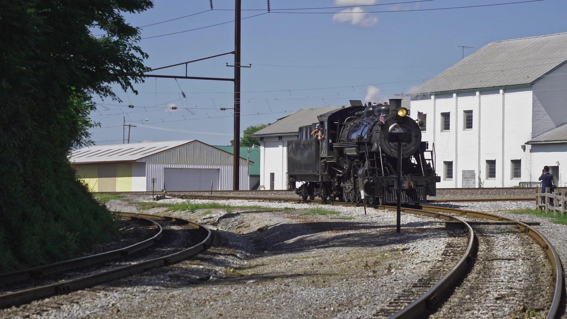 古老的蒸汽机车在弯道上旋转视频的预览图
