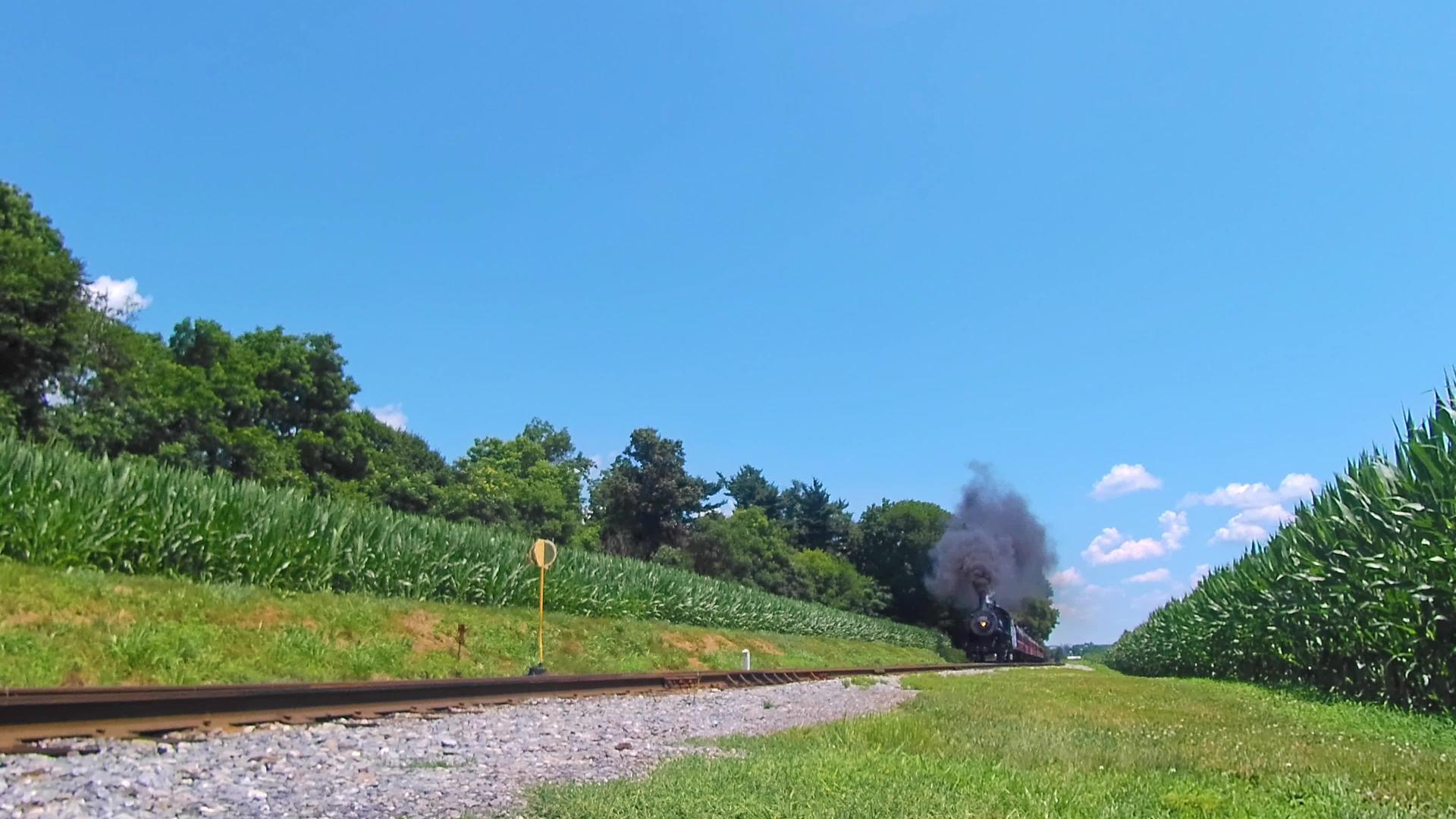 蒸汽发动机发射烟雾和蒸汽视频的预览图
