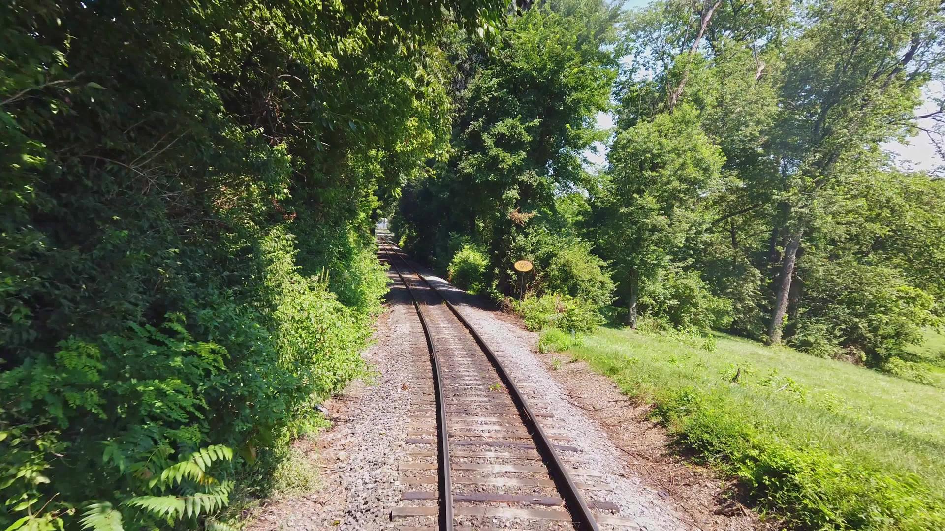 一列火车沿着田径长途行驶视频的预览图