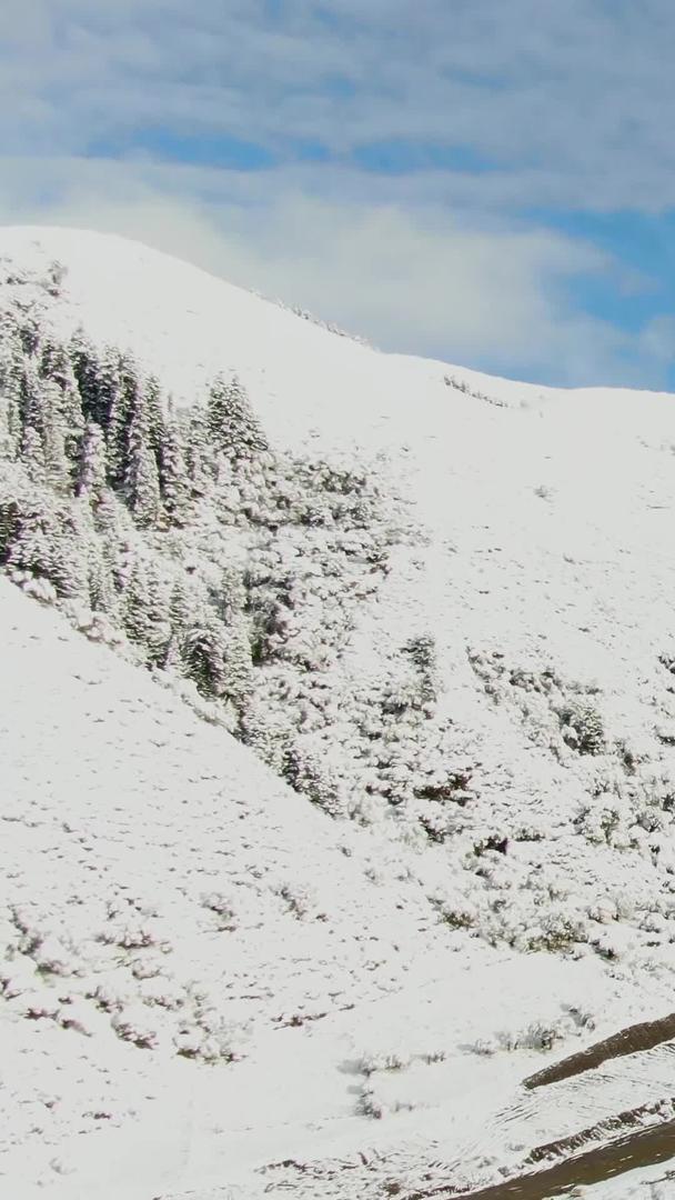 高原山脉航拍视频被大雪覆盖视频的预览图