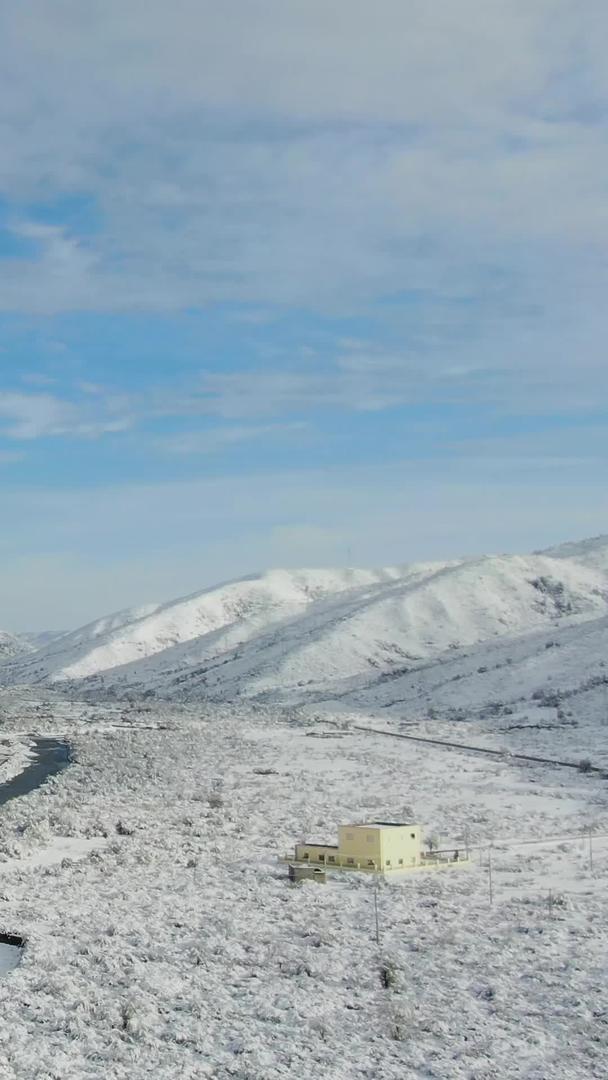高原山脉航拍视频被大雪覆盖视频的预览图