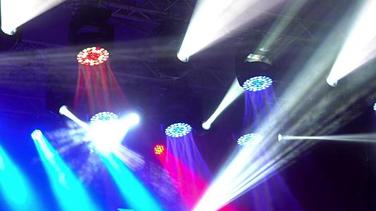 音乐会期间舞台灯具有色彩和色彩视频的预览图