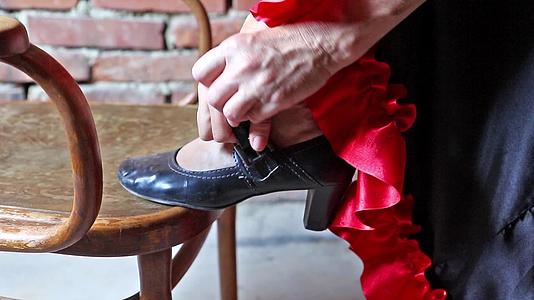 佛朗明哥舞女穿鞋贴鞋视频的预览图