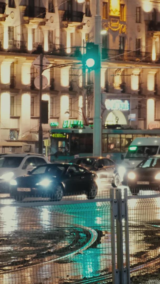 冬季寒冷的夜晚欧洲城市街头视频的预览图
