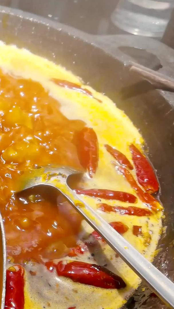 天冷吃火锅涮羊肉美食视频素材视频的预览图