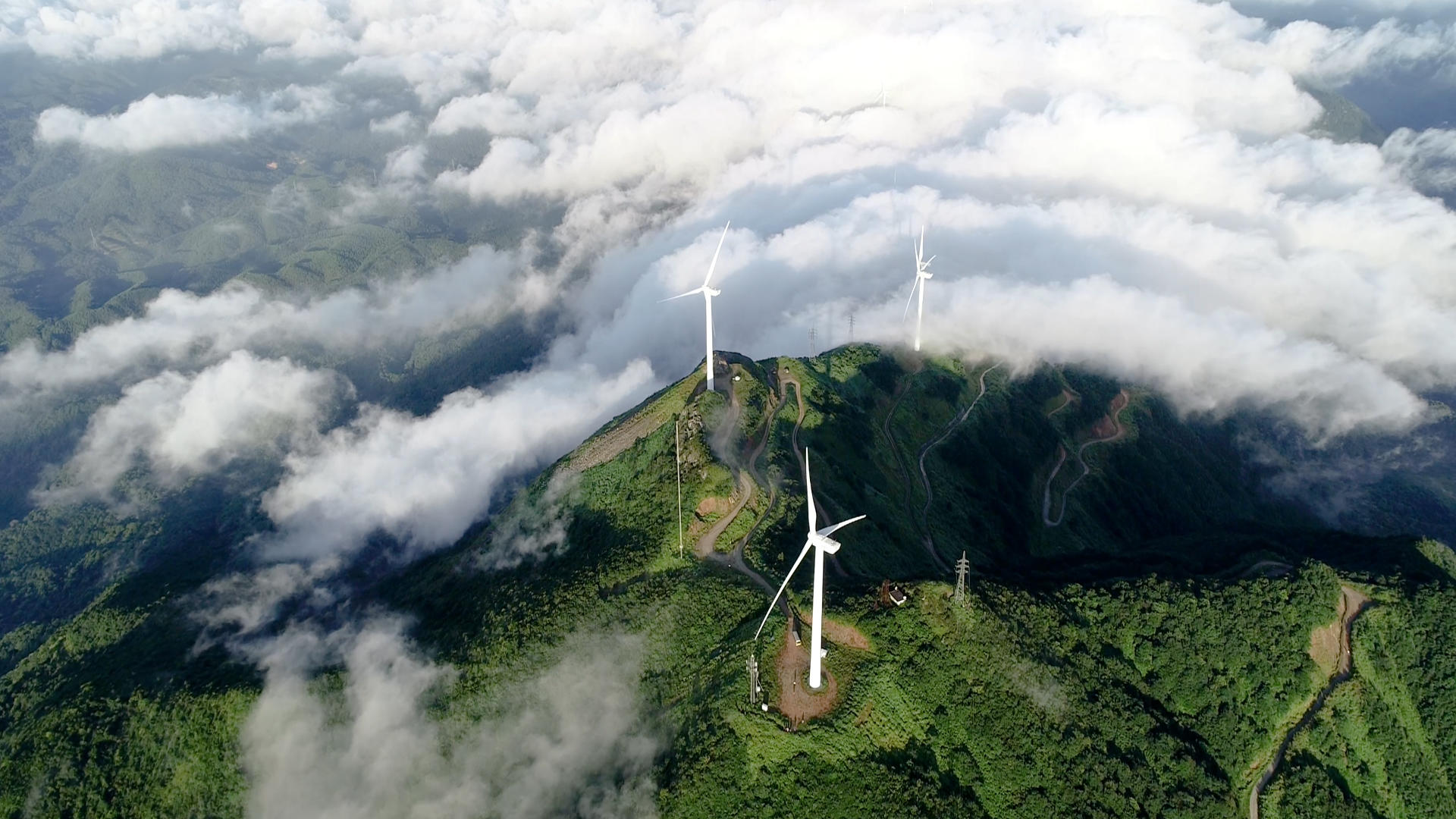 河源缺牙山云海中的风力发电机航拍4K视频的预览图
