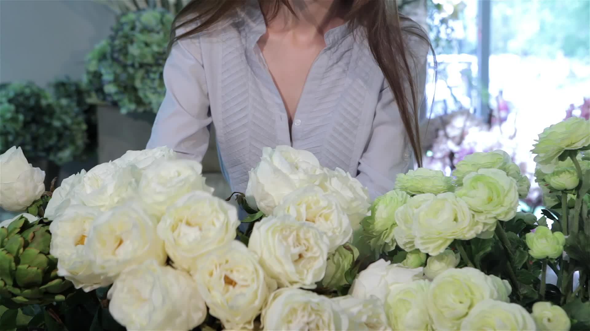 花店里的白玫瑰视频的预览图