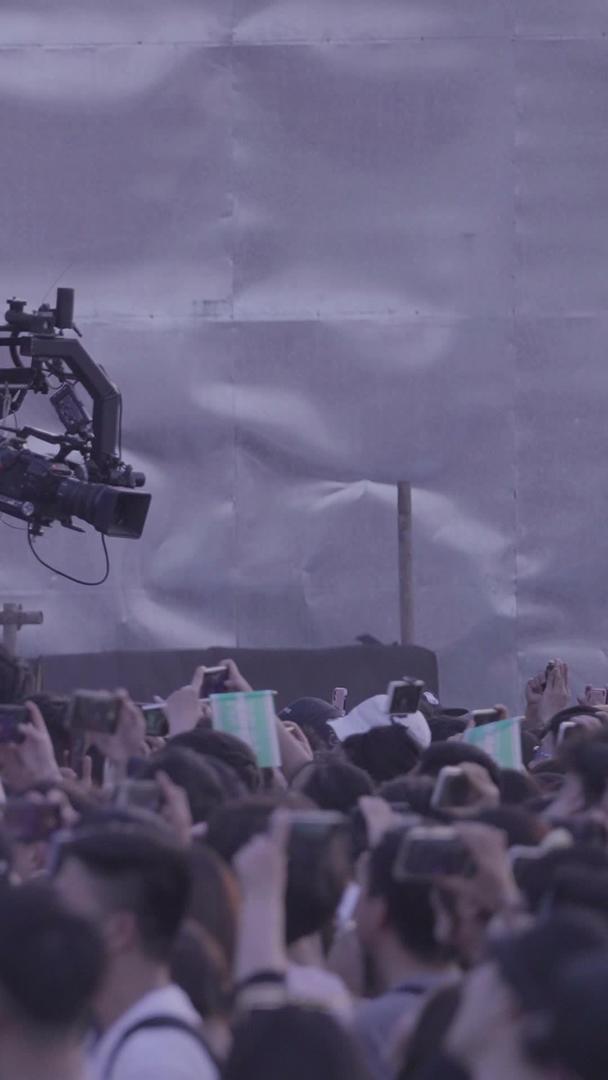 音乐节上摇臂摄像机直播表演现场人流气氛素材[请勿商业用途]视频的预览图