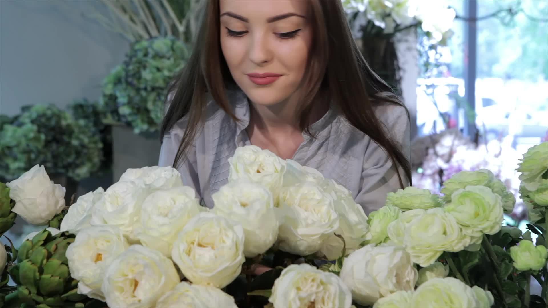 女花商看花店的白玫瑰视频的预览图