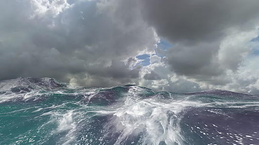强大的海浪和天空中的乌云视频的预览图