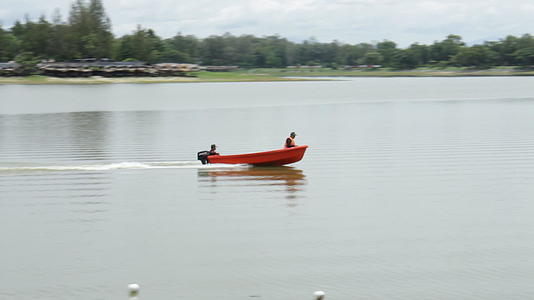 驾驶湖水的高速快艇视频的预览图