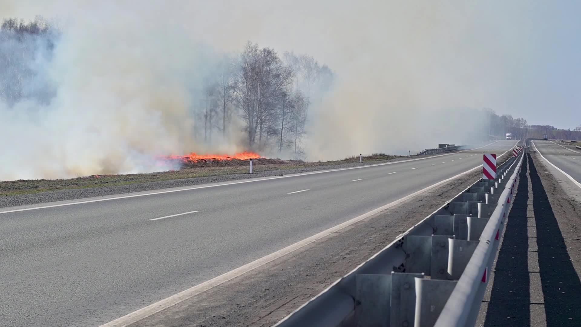 在汽车的背景下路面公路线附近发生了强烈的火灾视频的预览图