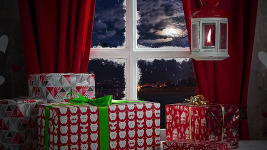 圣诞装饰靠近古老的窗户视频的预览图