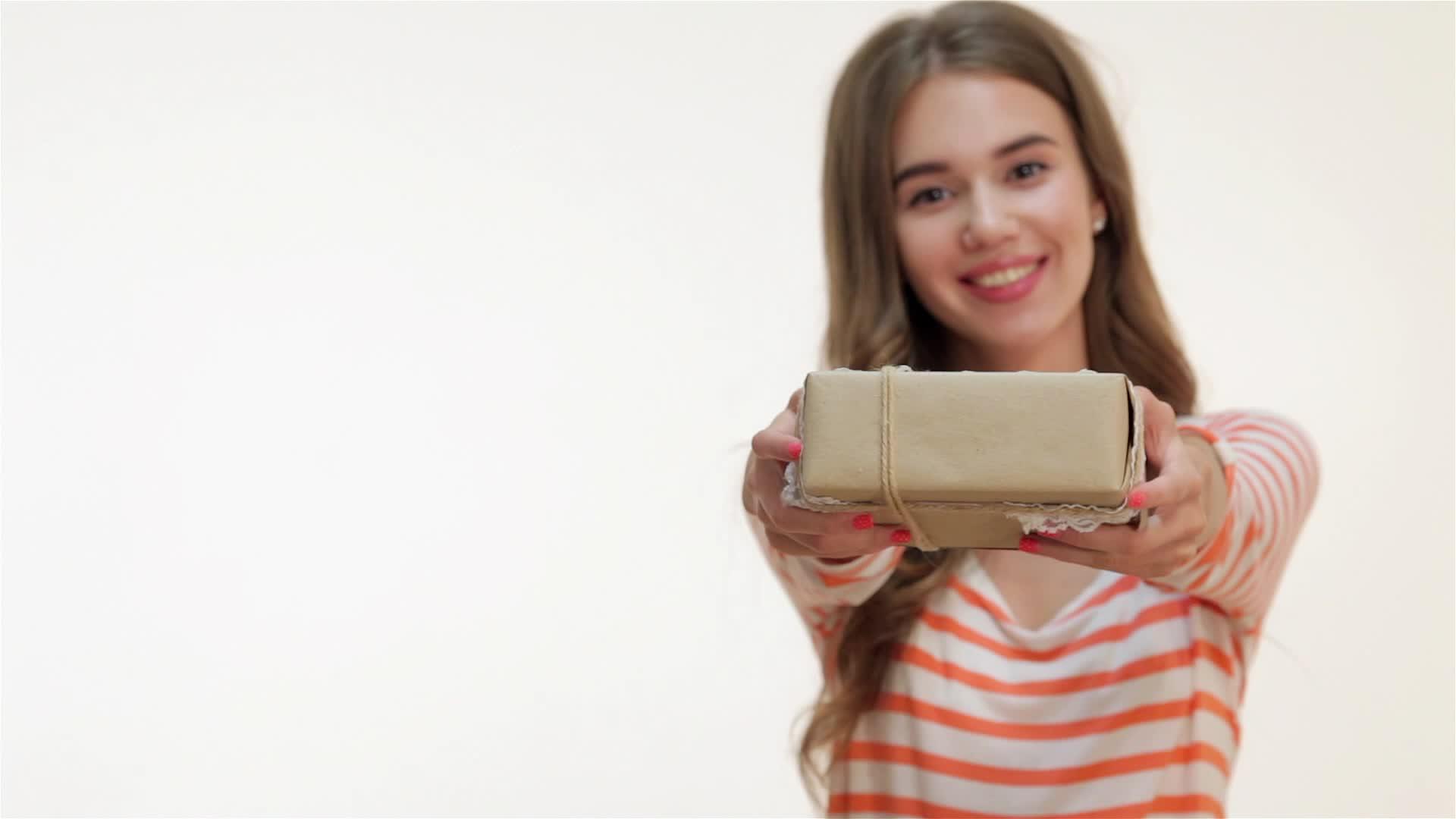 年轻女性手持礼物的年轻女性视频的预览图
