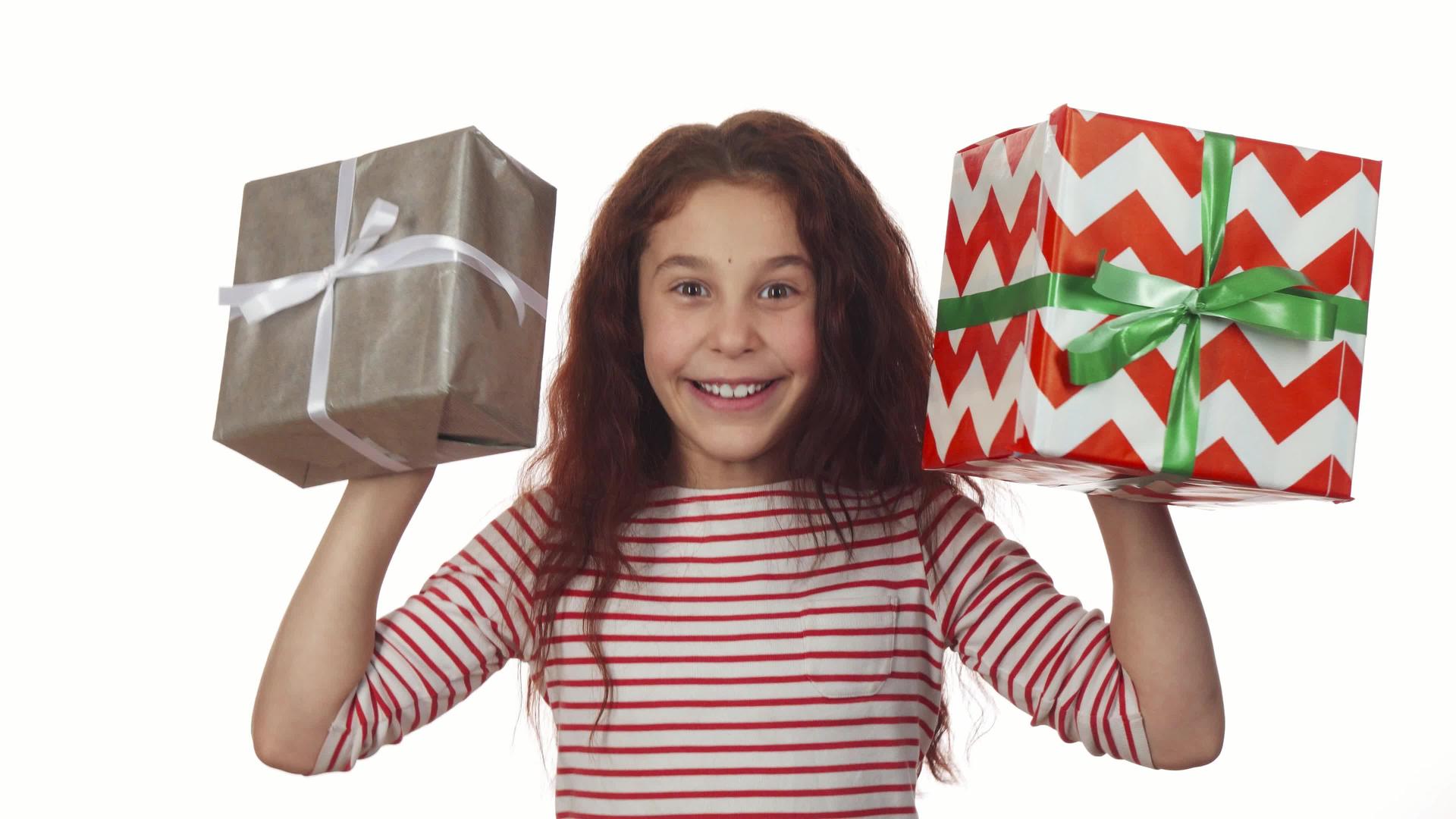快乐的女孩手里拿着两件圣诞礼物视频的预览图