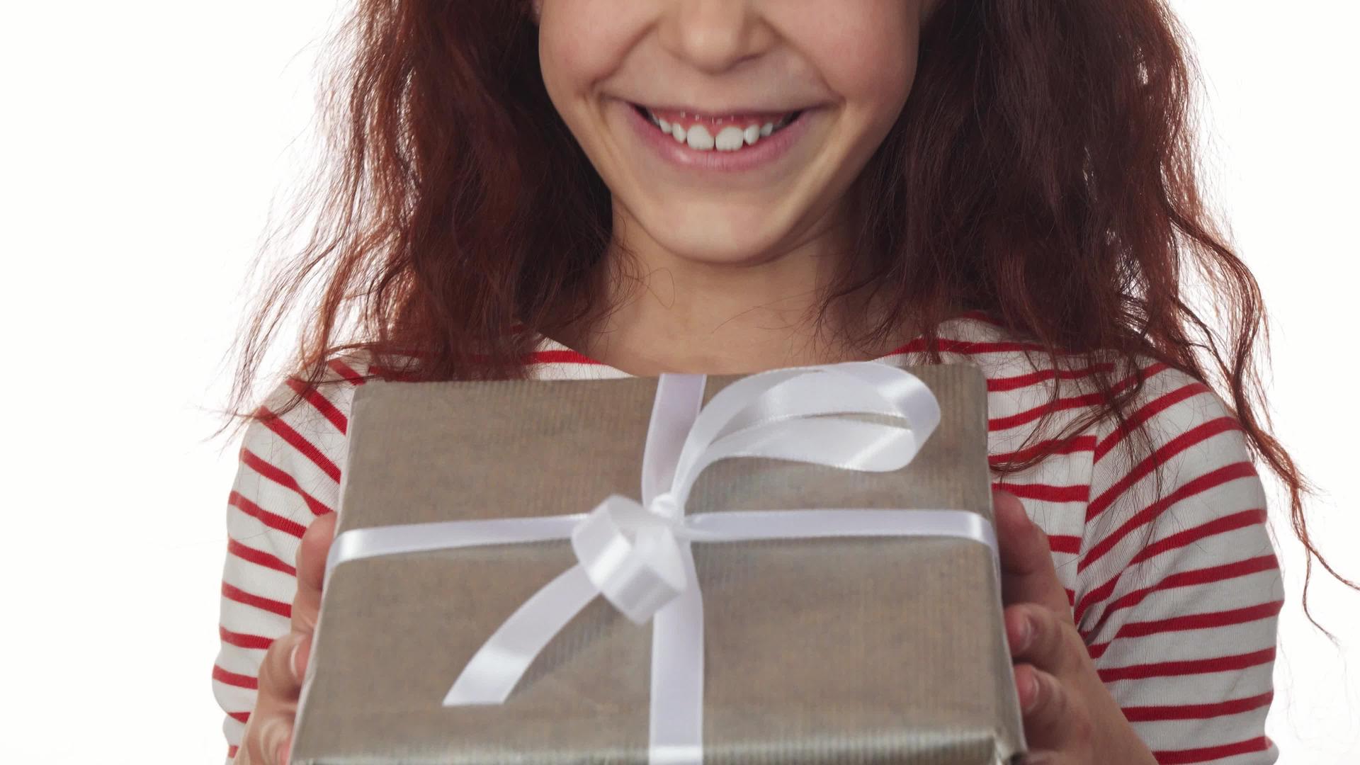 一个有着新年礼物的快乐女孩视频的预览图