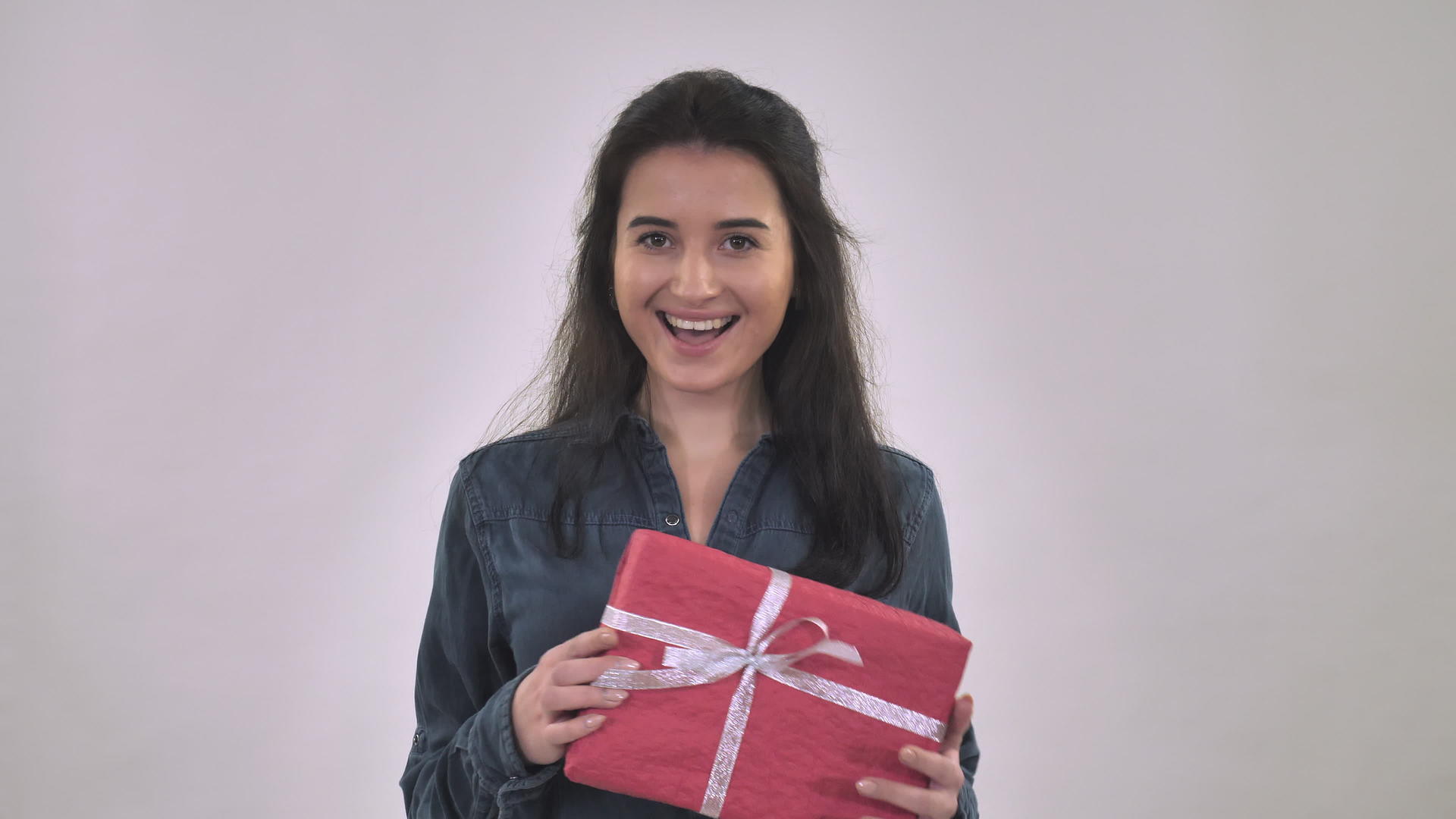 文化快乐的女性送礼物视频的预览图