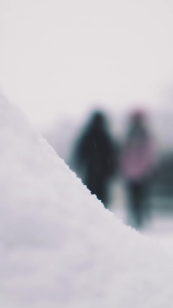 冬季风雪天气路上行走的人视频的预览图