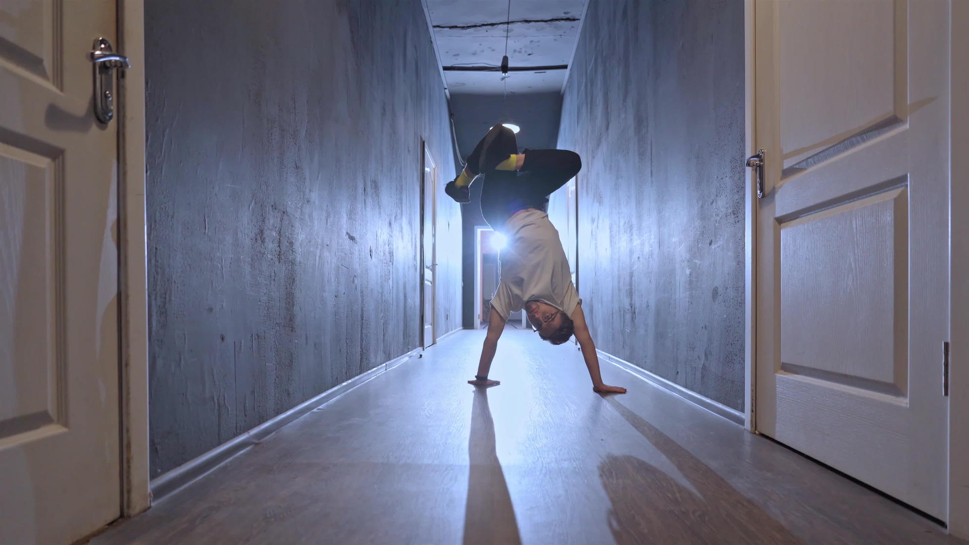 当代的HipHopp舞者在长长的黑暗走廊里视频的预览图
