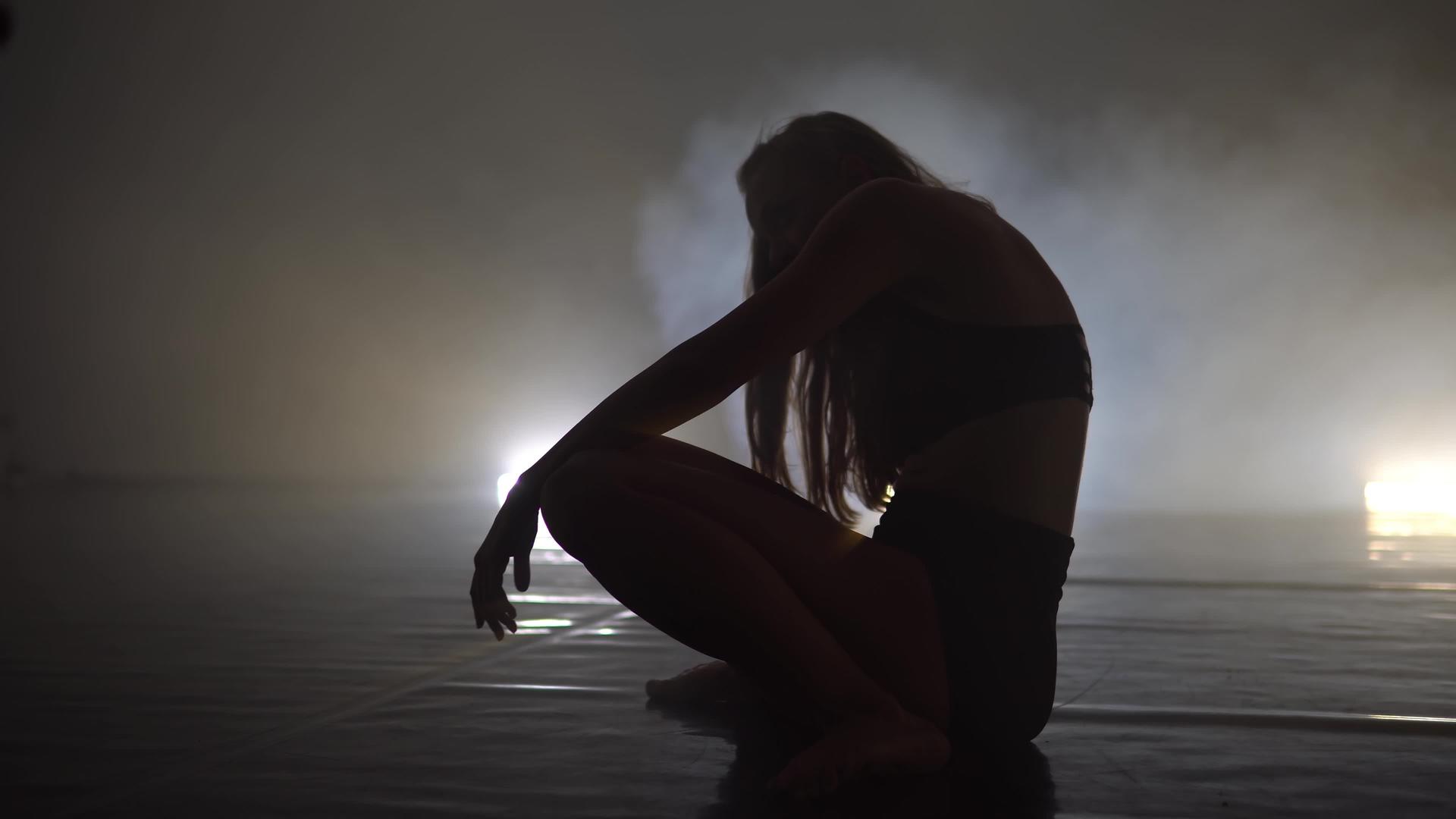 在雾中跳舞的性感舞女视频的预览图
