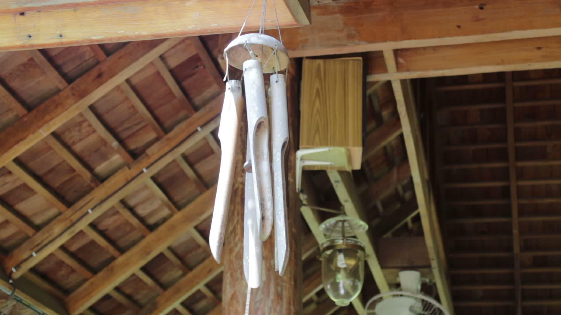 当地竹子风铃装饰房屋视频的预览图
