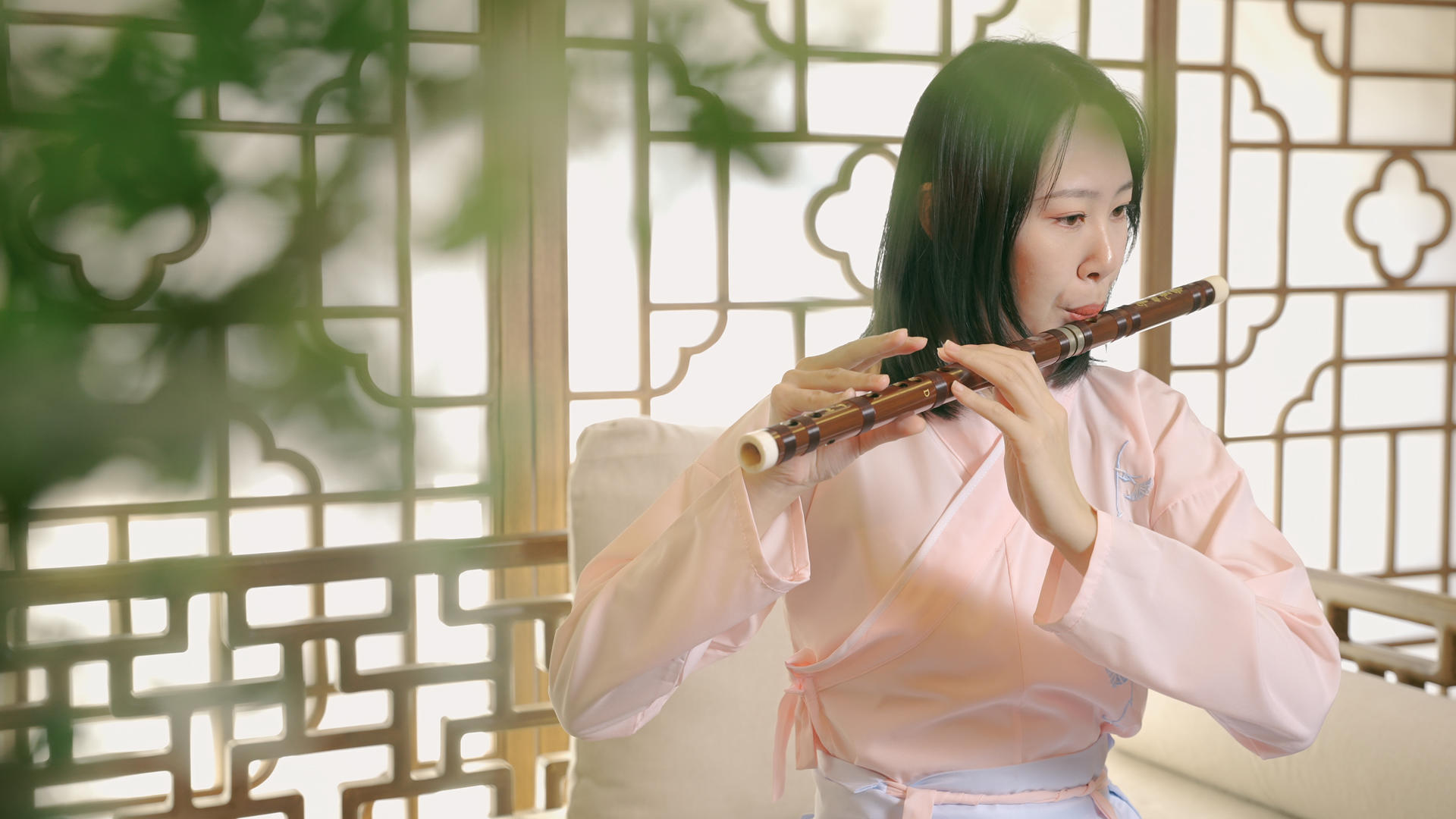 4K年轻女性吹奏竹笛子视频的预览图
