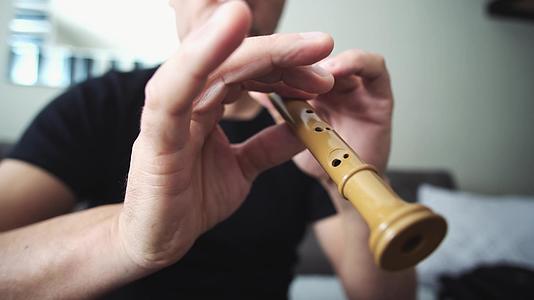 男音乐家在录音机上演奏木风木笛视频的预览图