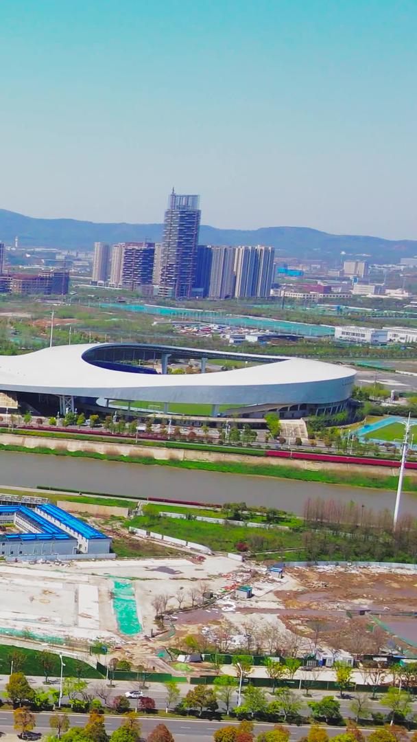 航拍南京江北新区长江之舟青奥体育公园视频的预览图