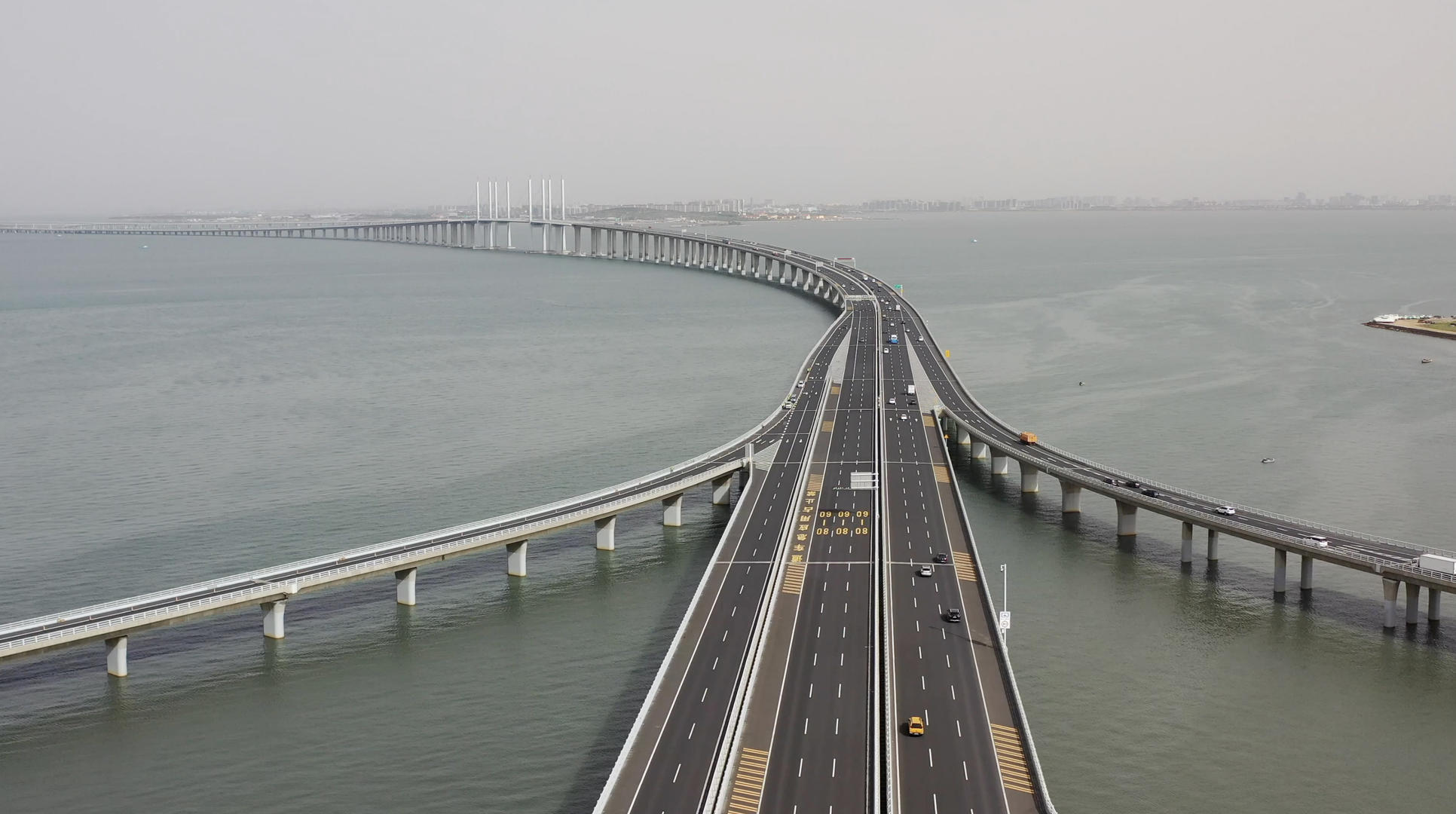 城市交通青岛跨海大桥航拍4K视频视频的预览图