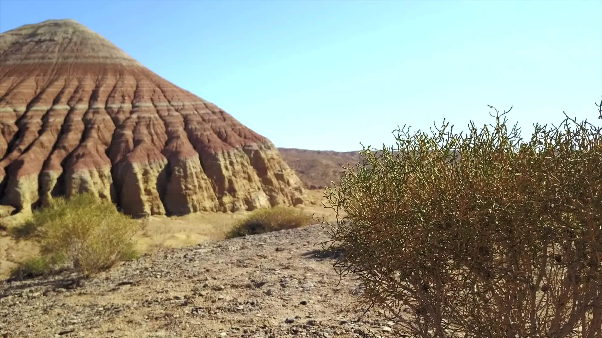 草原上有色山的亚高视频的预览图