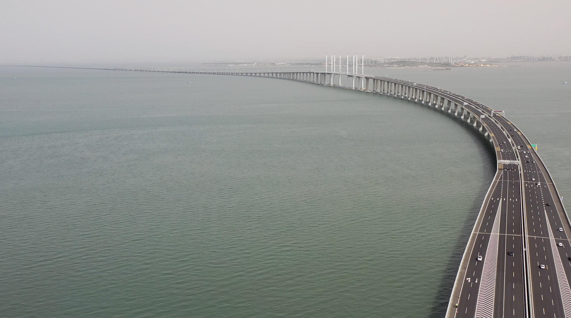 青岛跨海大桥高速公路航拍4K视频视频的预览图