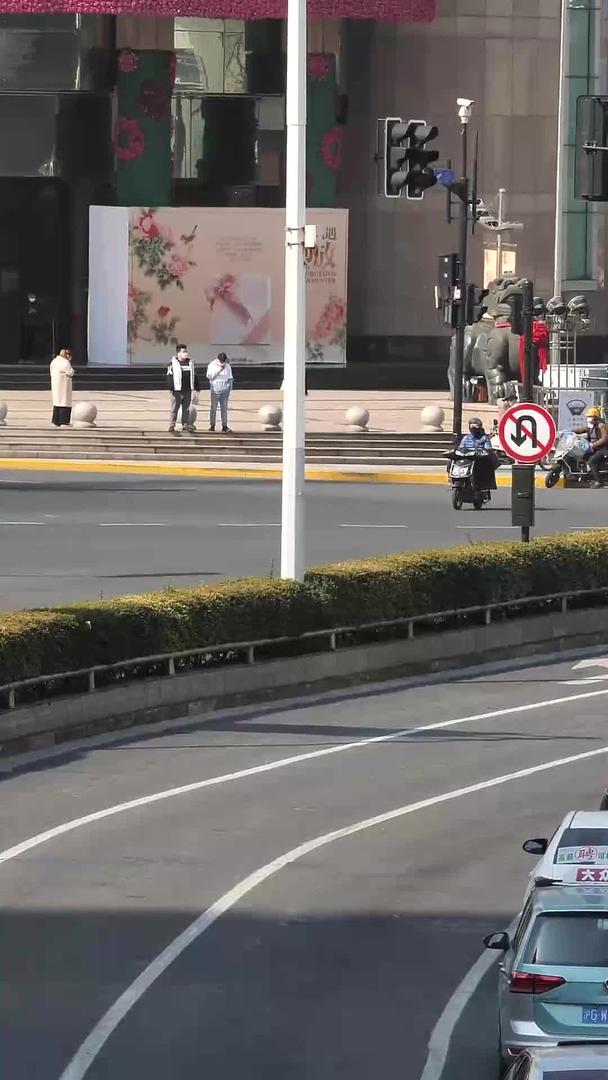 上海徐家汇商务楼及车流视频的预览图