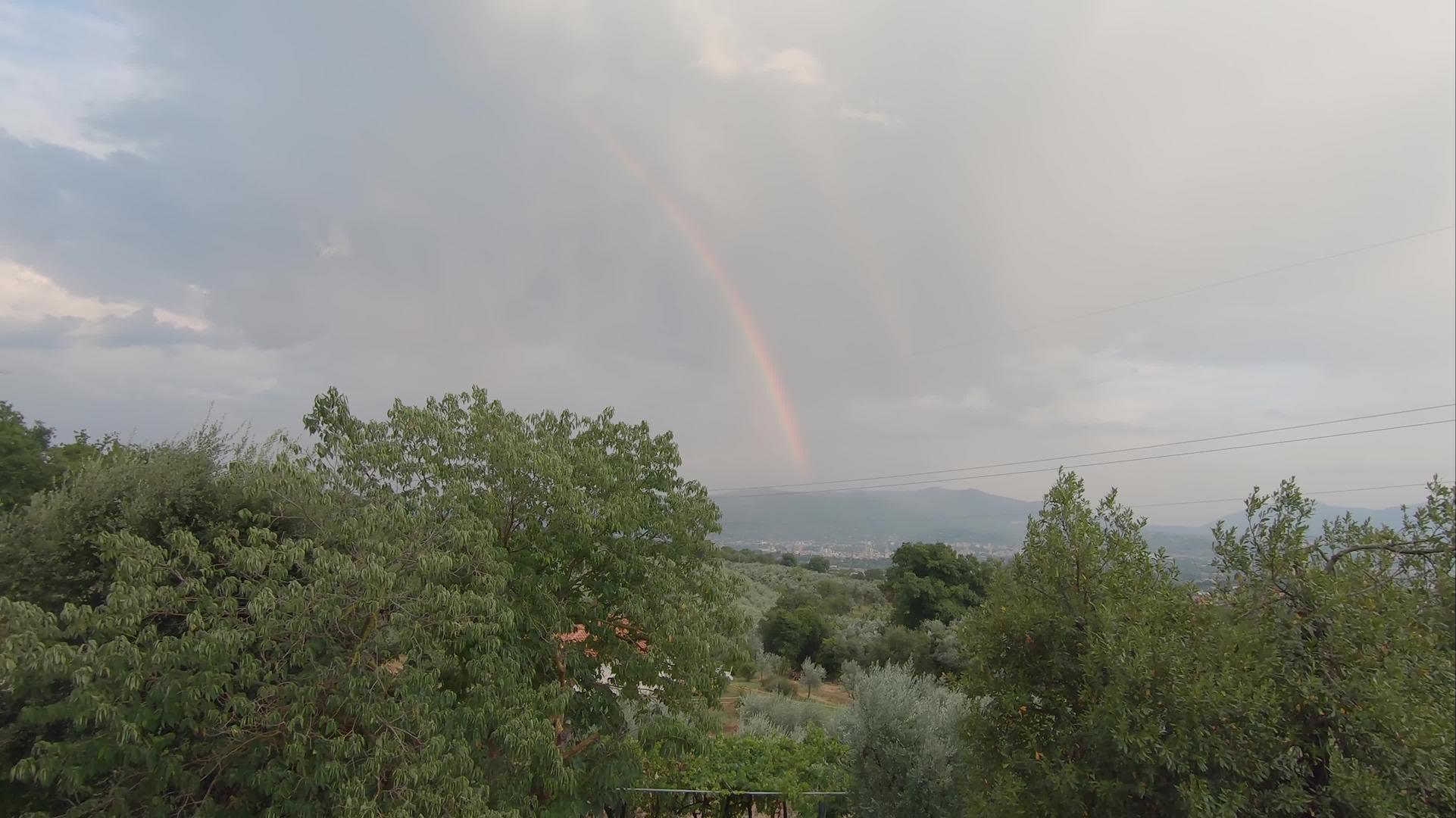 灰色的雨后彩虹视频的预览图