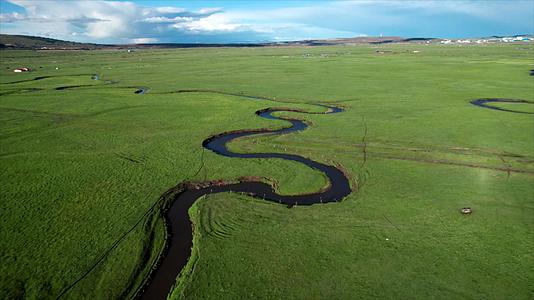 5k航拍美丽的草原及草原上蜿蜒的河流九曲湾视频的预览图