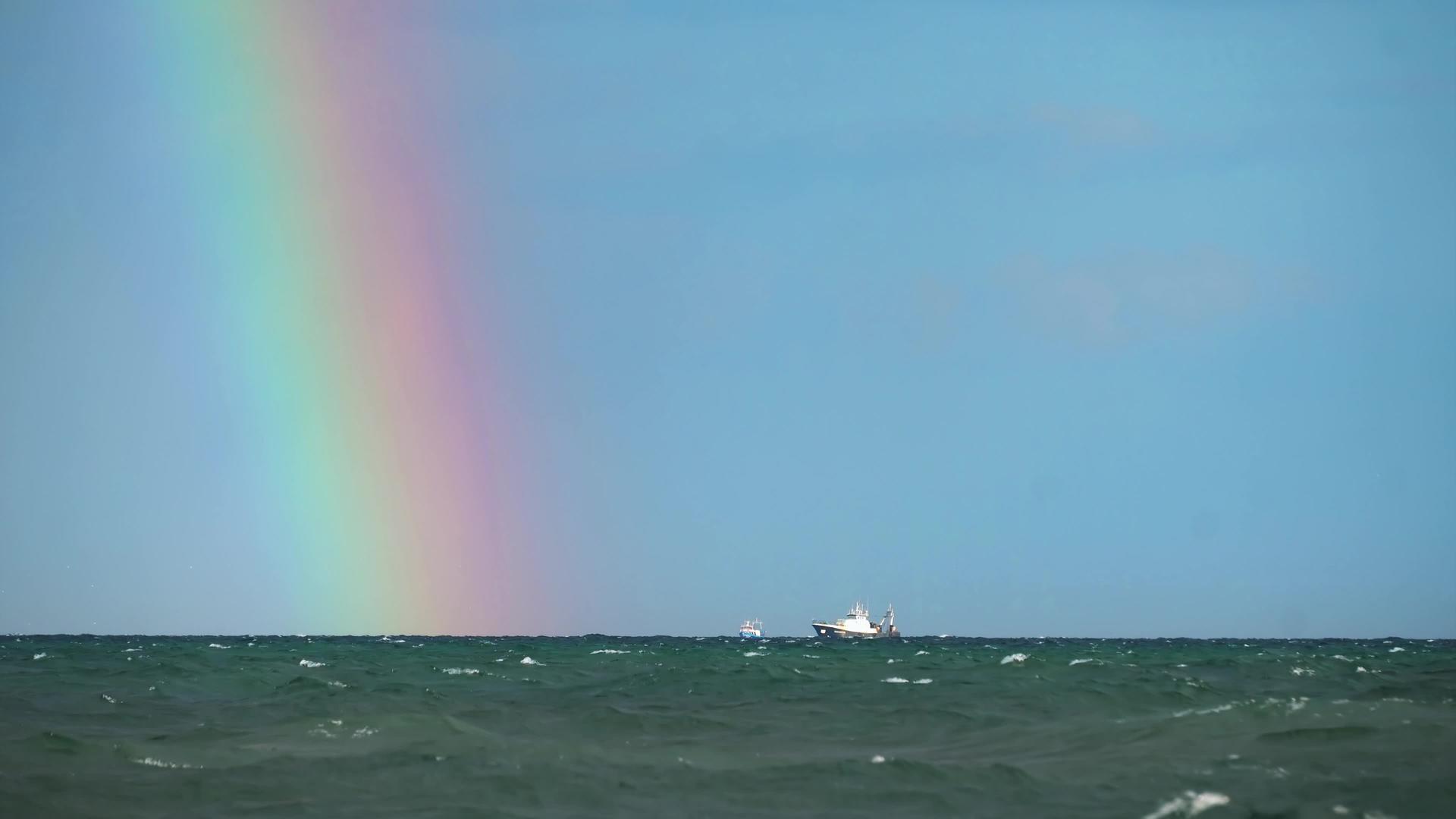 海中有彩虹的雨后视频的预览图