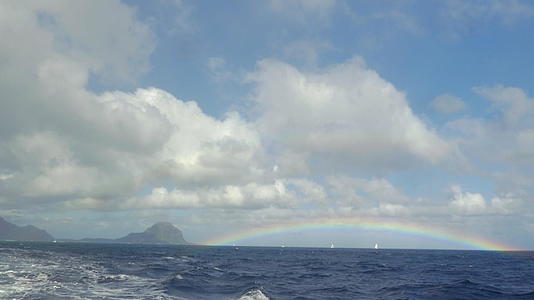 彩虹和蓝天之间的对比是海中的云修斯岛视频的预览图