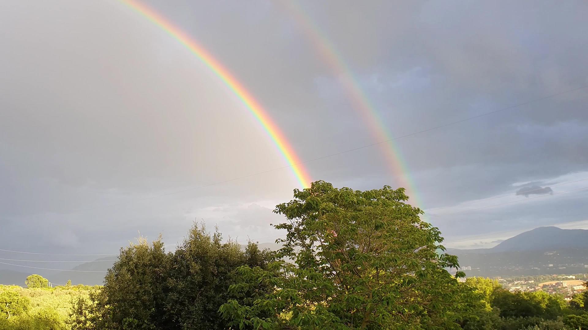 双彩虹在德尼谷上方视频的预览图