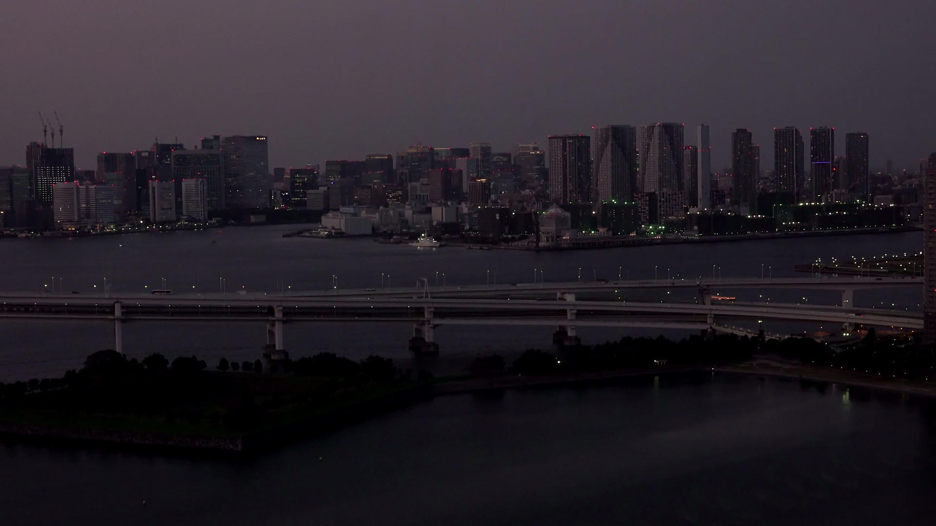 日落后东京天线与东京塔和彩虹桥相连视频的预览图