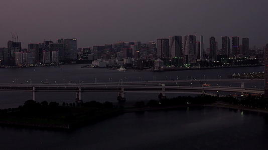 日落后东京天线与东京塔和彩虹桥相连视频的预览图
