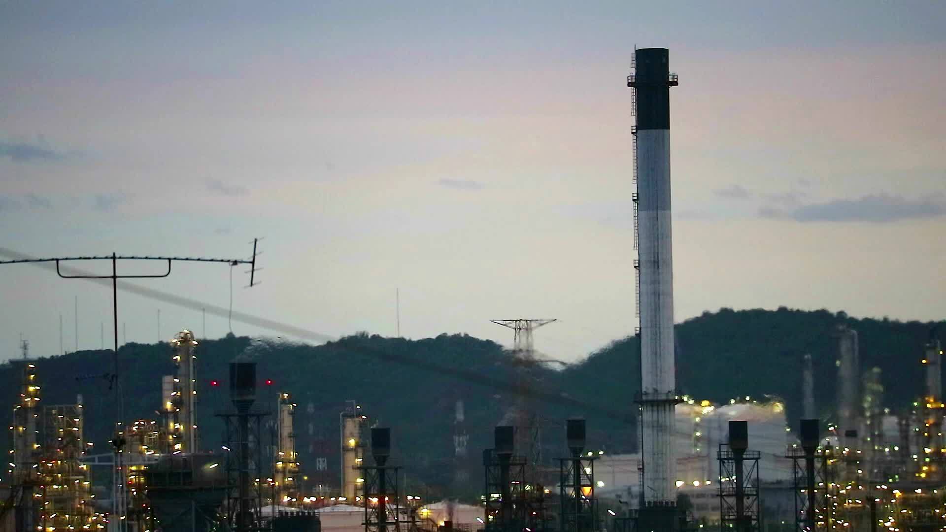 在全球重工业概念下日落天空中温暖而模糊的空气炼油厂视频的预览图