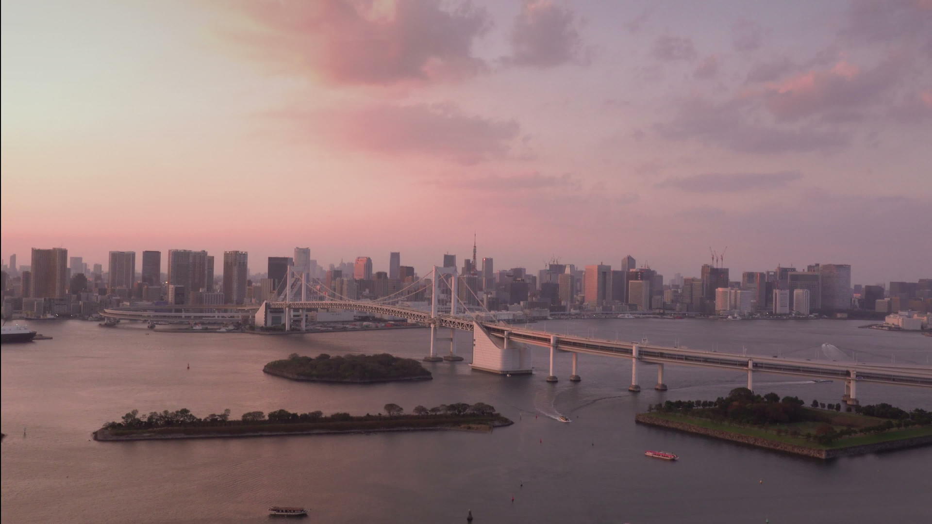 东京天线的日落时间与东京塔和彩虹桥相连视频的预览图