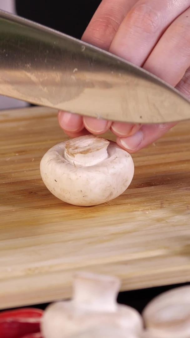 切蘑菇实拍视频的预览图