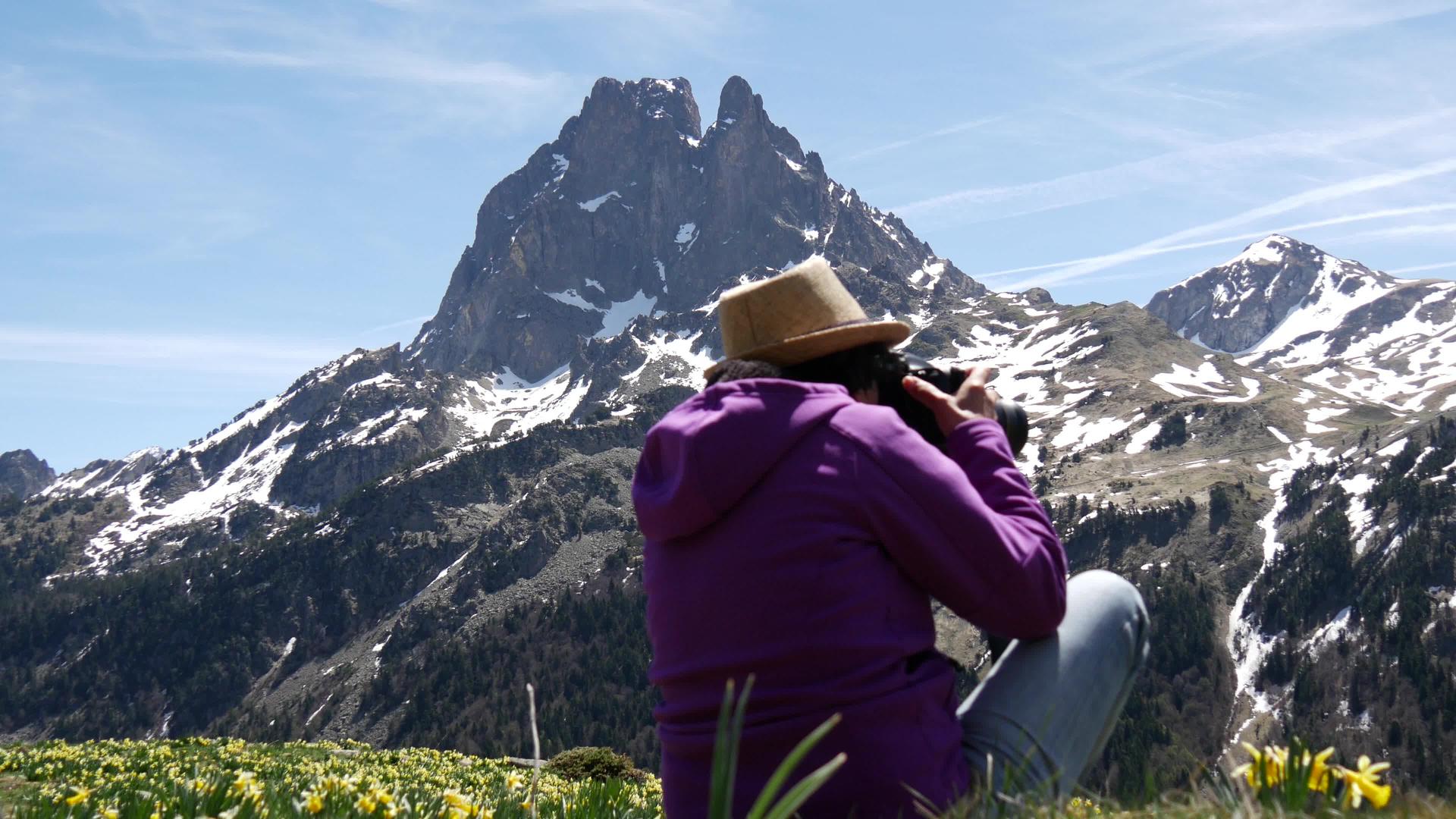 女性徒步旅行者在法国山丘上拍照French视频的预览图