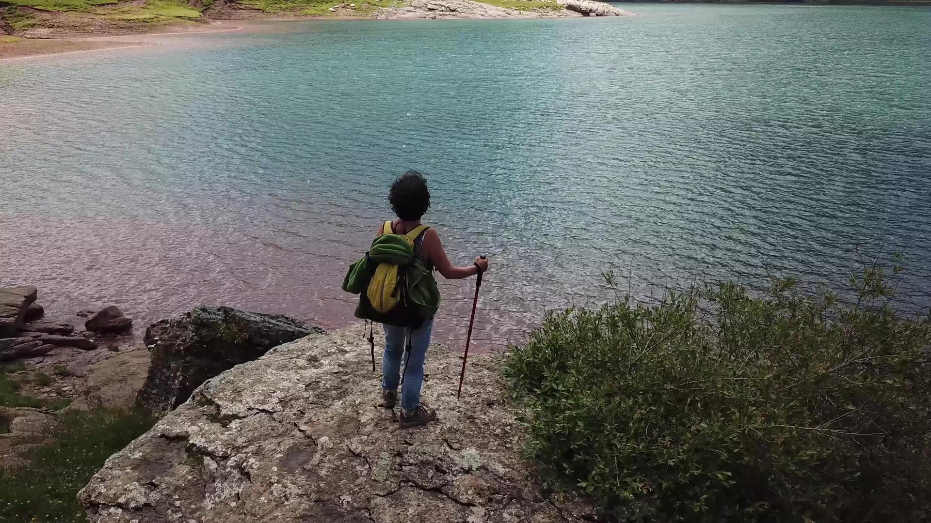 在比利牛斯山的湖中寻找摇篮的女人视频的预览图