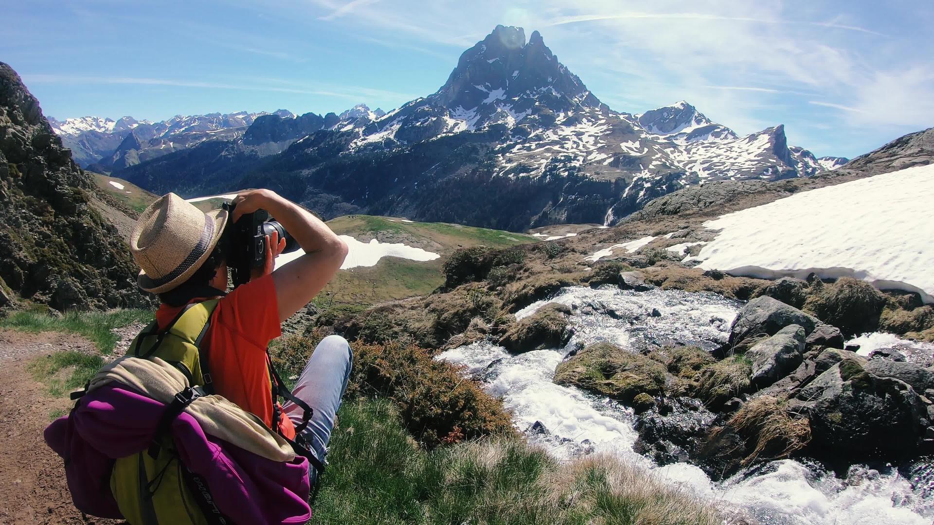 女性徒步旅行者在法国山丘上拍照French视频的预览图