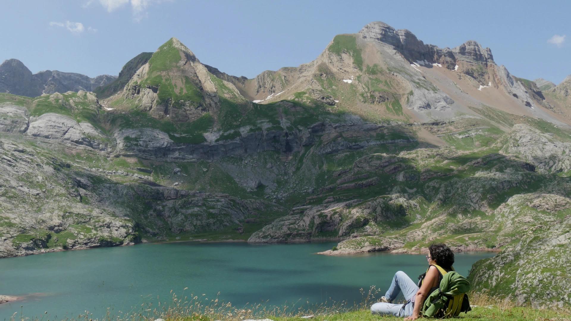 远足者在比利牛斯山的湖中视频的预览图