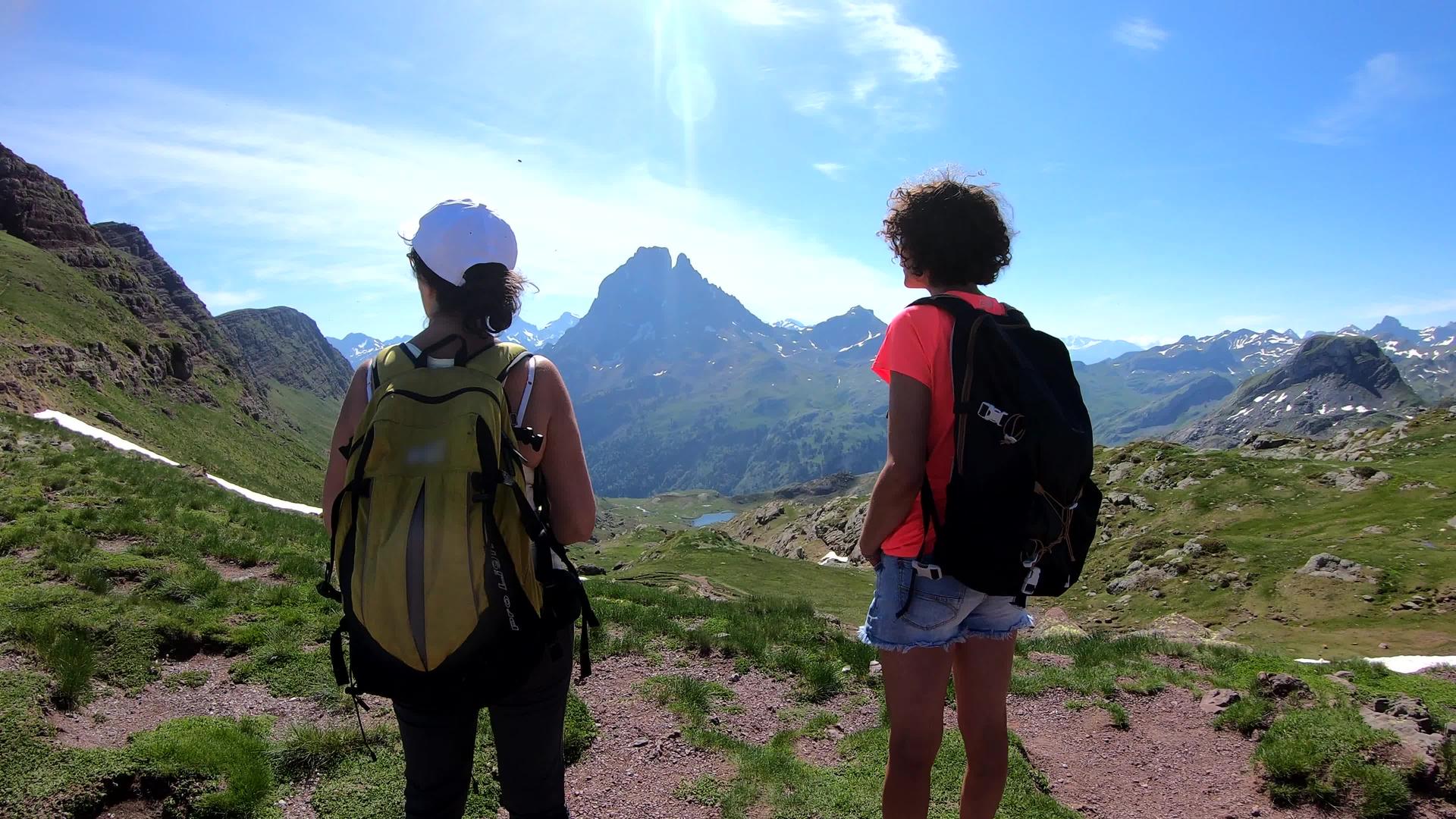 法国比利牛斯山脉的两名远足妇女PicduMidi视频的预览图