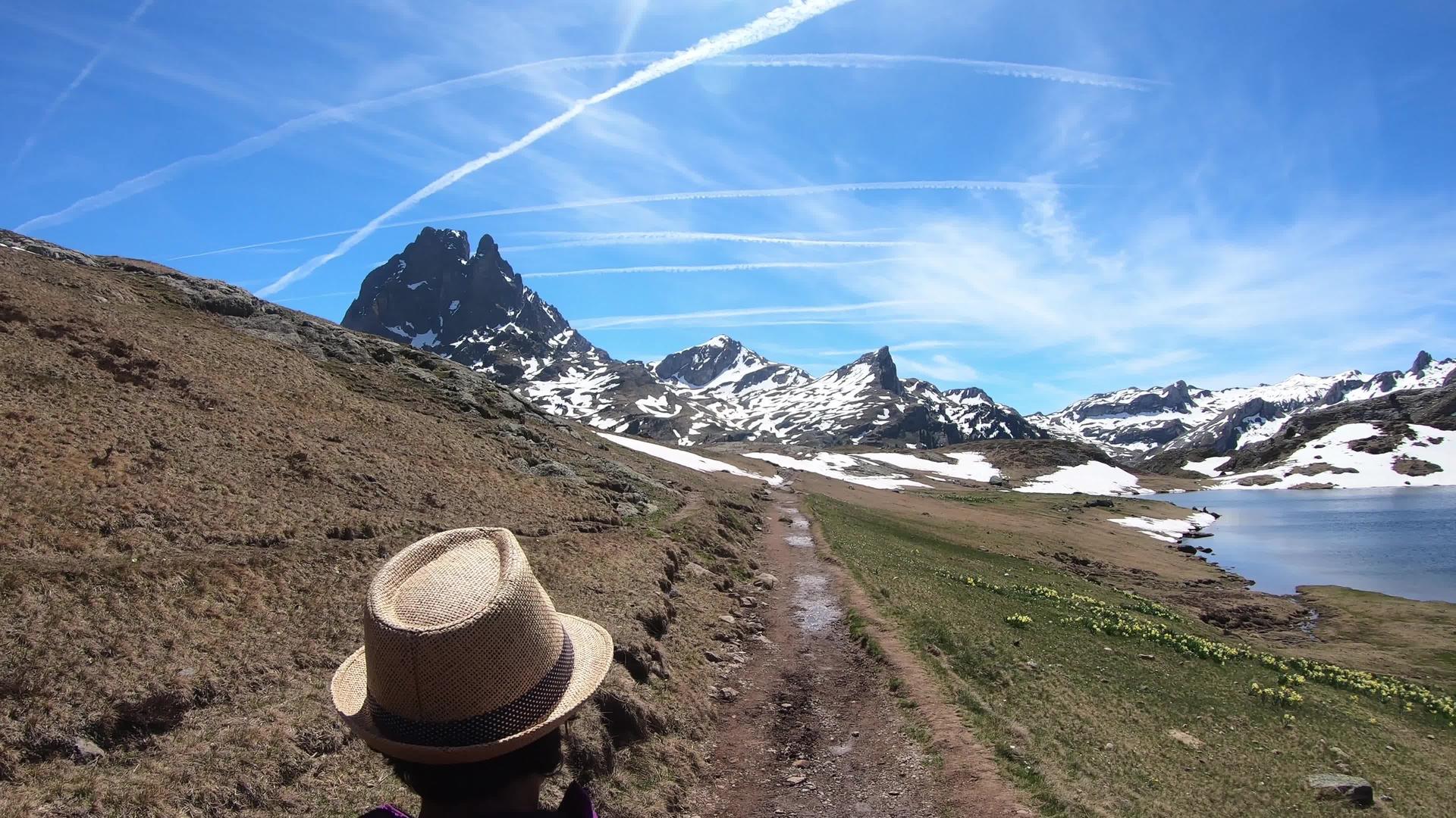 走在法国比利牛斯山的远足妇女的背景是视频的预览图
