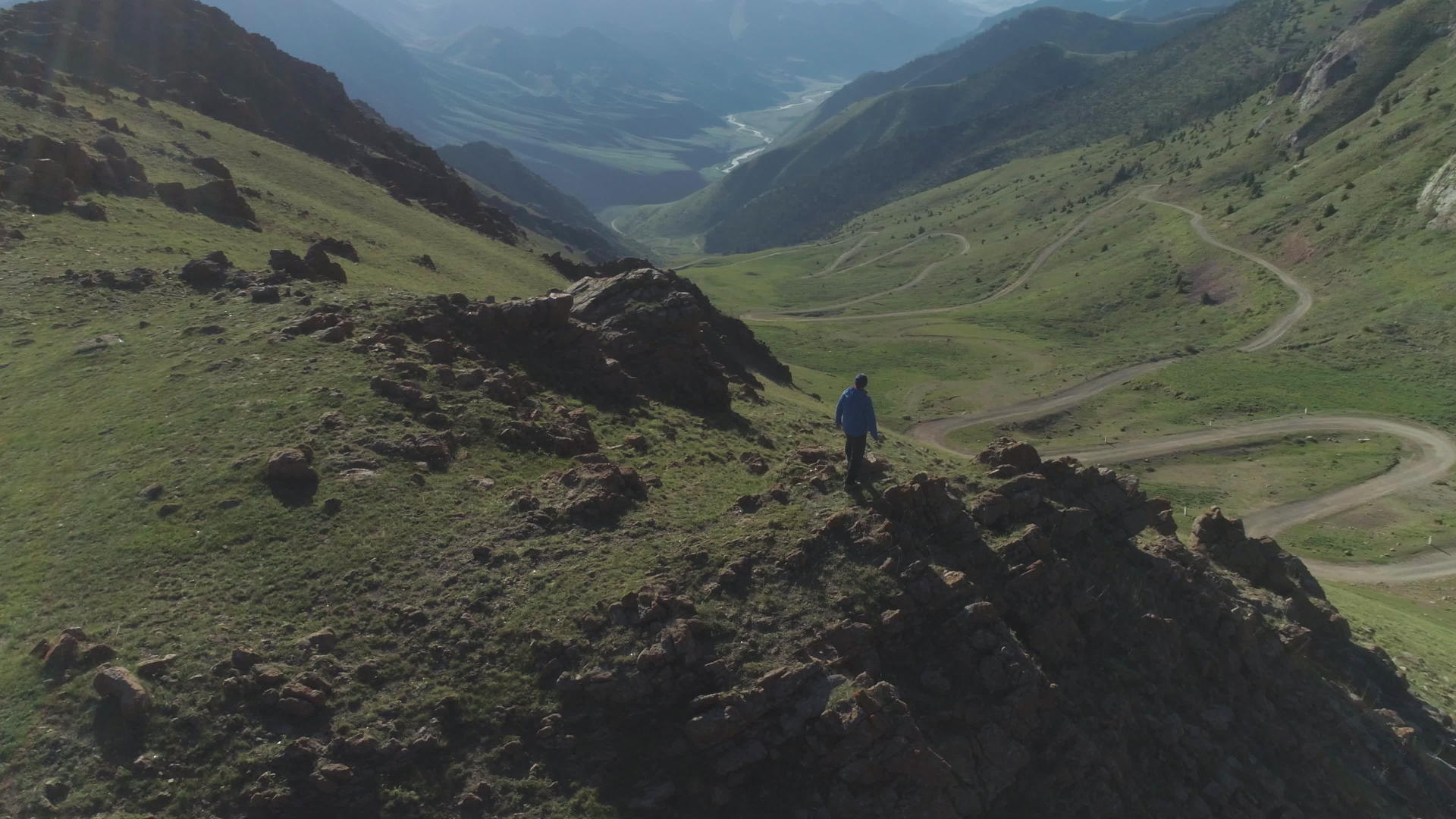 无人驾驶飞机在空中观察和建立射击区kyrgyzstan视频的预览图