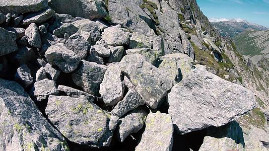 登山者像布尔加里亚的岩石一样爬上了头盔视频的预览图